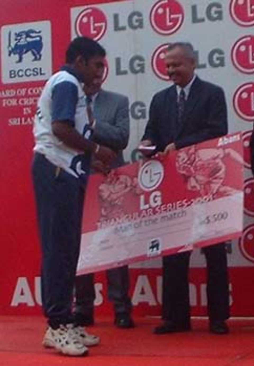 Mahela Jayawardene resaves his man of the match award