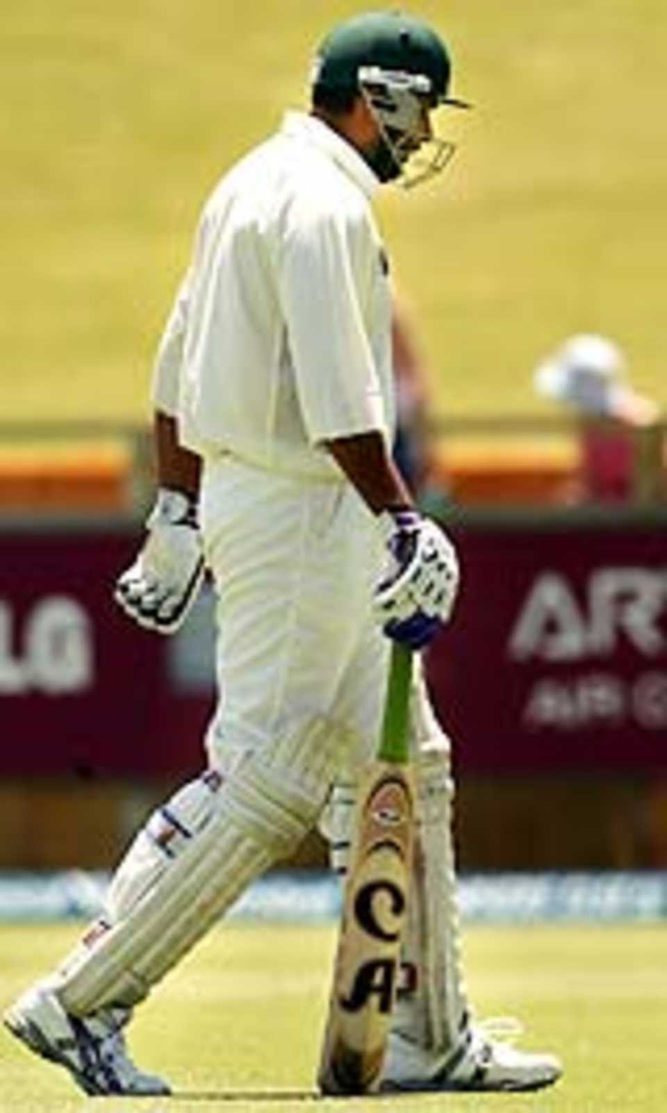 Inzamam-ul-Haq trudges back after a first-ball duck, Australia v Pakistan, 1st Test, Perth, 4th day, December 19, 2004