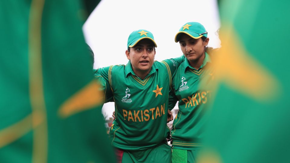 Sana Mir delivers a talk in the team huddle ahead of the start of play, England v Pakistan, Women's World Cup, Leicester, June 27, 2017