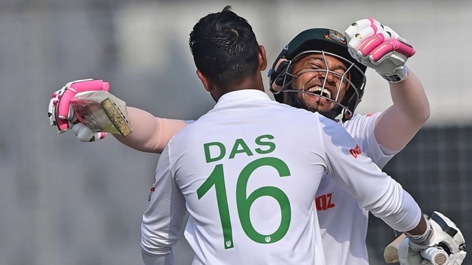 Litton Das embraces Mushfiqur Rahim after reaching his century, Bangladesh vs Sri Lanka, 2nd Test, Dhaka, 1st day, May 23, 2022