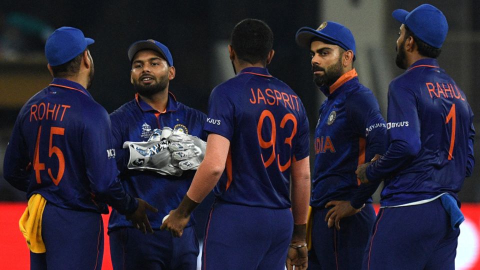 Rohit Sharma, Rishabh Pant, Jasprit Bumrah, Virat Kohli and KL Rahul have a chat, India vs Pakistan, Men's T20 World Cup 2021, Super 12s, Dubai, October 24, 2021