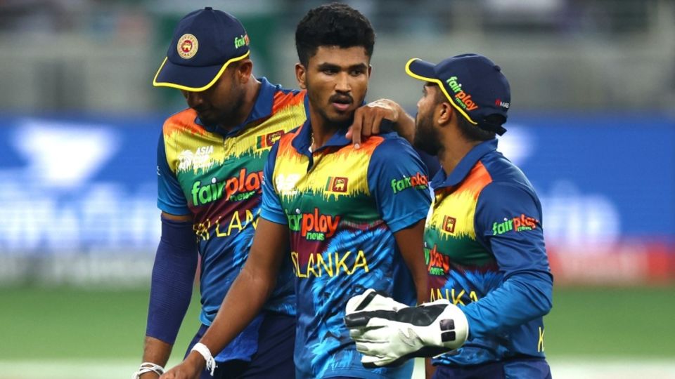 Kusal Mendis and Dasun Shanaka speak to Dilshan Madushanka, Sri Lanka vs Pakistan, Asia Cup final, Dubai, September 11, 2022