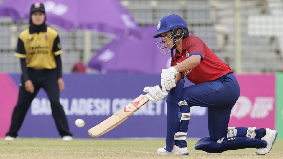 Chanida Sutthiruang pulls out the scoop, Malaysia vs Thailand, Women's Asia Cup, Sylhet, October 9, 2022