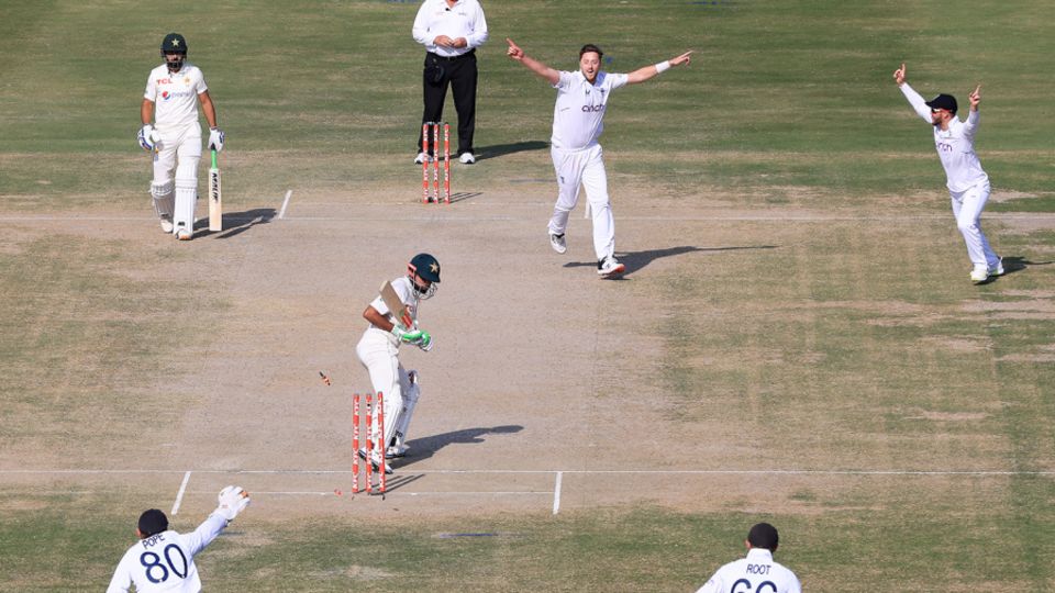 Babar Azam had his off stump pegged back by Ollie Robinson, Pakistan vs England, 2nd Test, Multan, 3rd day, December 11, 2022