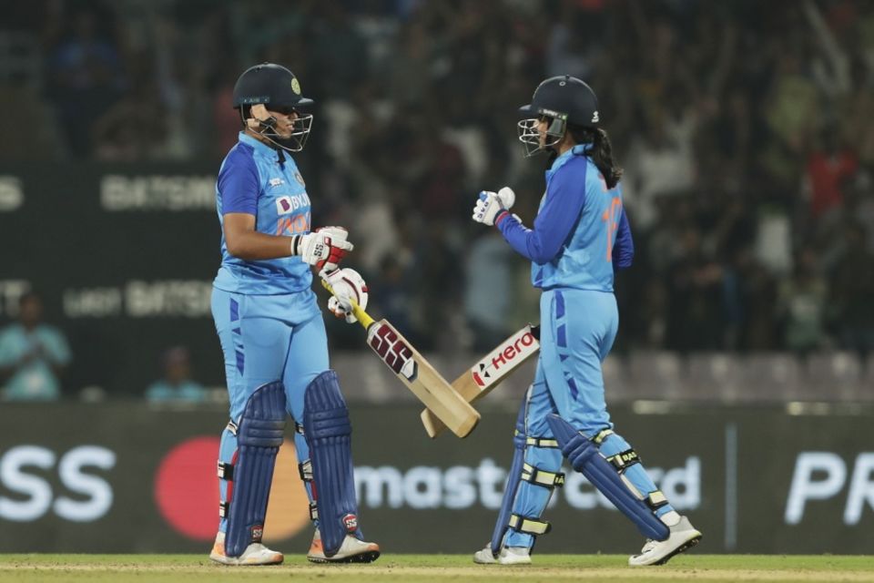 Richa Ghosh and Smriti Mandhana came out to bat for India in the Super Over, India vs Australia, 2nd women's T20I, DY Patil, December 11, 2022