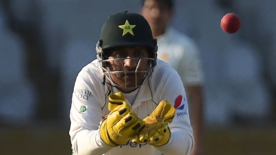 Sarfaraz Ahmed waits for the throw to come to him, Pakistan vs New Zealand, 1st Test, Karachi, 2nd day, December 27, 2022