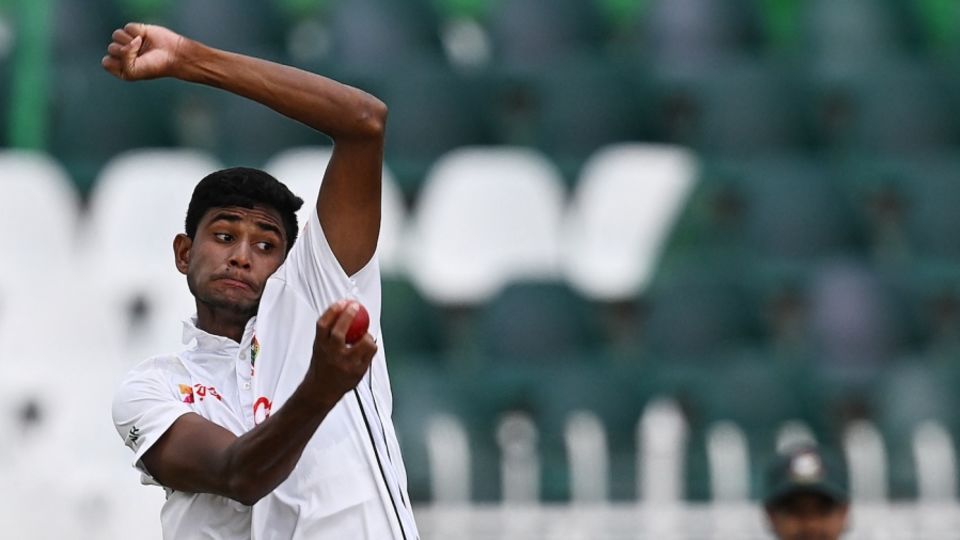 Nahid Rana gets into his delivery stride, Pakistan vs Bangladesh, 2nd Test, Rawalpindi, 4th day, September 2, 2024