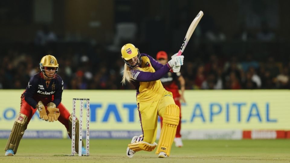 Sophie Ecclestone's sixes took the game into a Super Over, Royal Challengers Bengaluru vs UP Warriorz, WPL 2025, Bengaluru, February 24, 2025