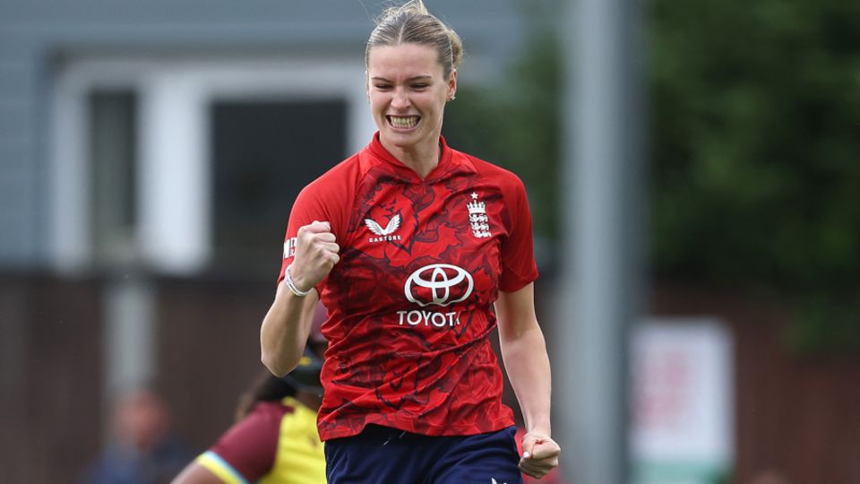 Lauren Bell struck with the first ball of the innings, England vs West Indies, 3rd women's T20I, Chelmsford, May 26, 2025