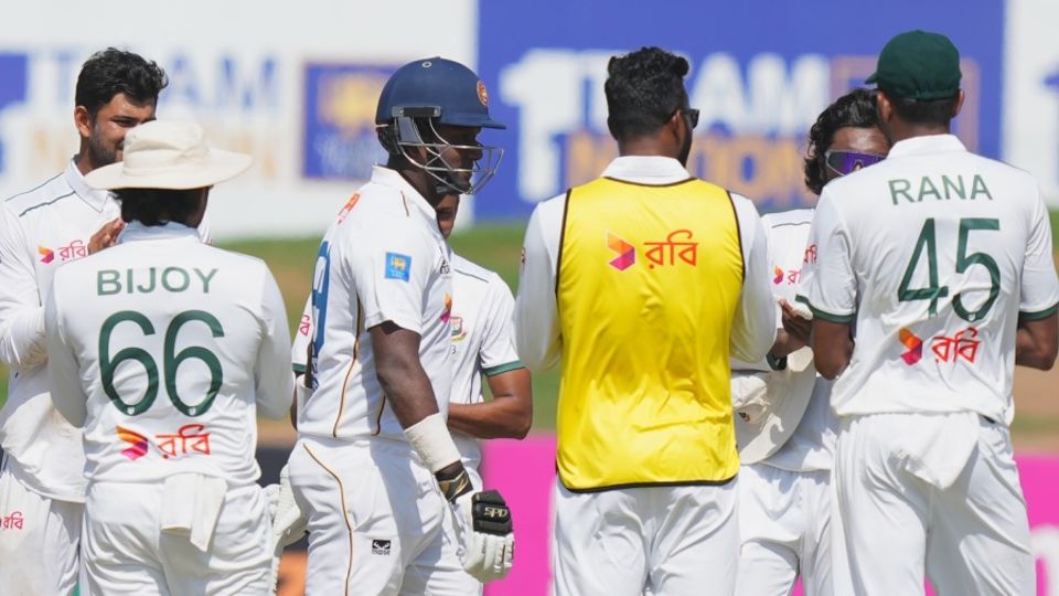 Angelo Mathews gets a guard of honour from the Bangladesh players, Sri Lanka vs Bangladesh, 1st Test, Galle, day 3, June 19 2025