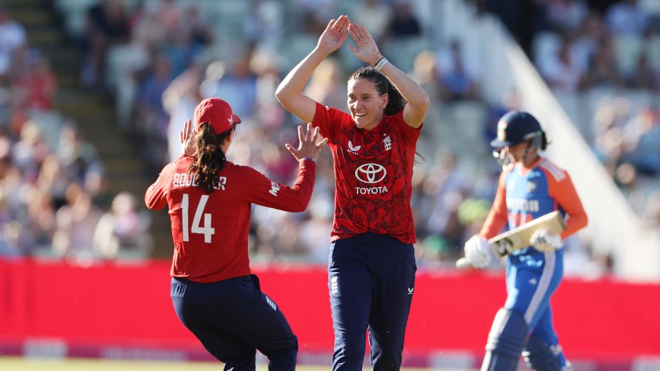 Em Arlott struck in her first over to remove Smriti Mandhana, England vs India, 5th Women's T20I, Edgbaston, July 12, 2025