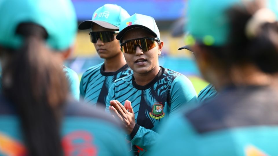 Nigar Sultana talks to her players, Bangladesh vs New Zealand, Women's ODI World Cup, Guwahati, October 10, 2025