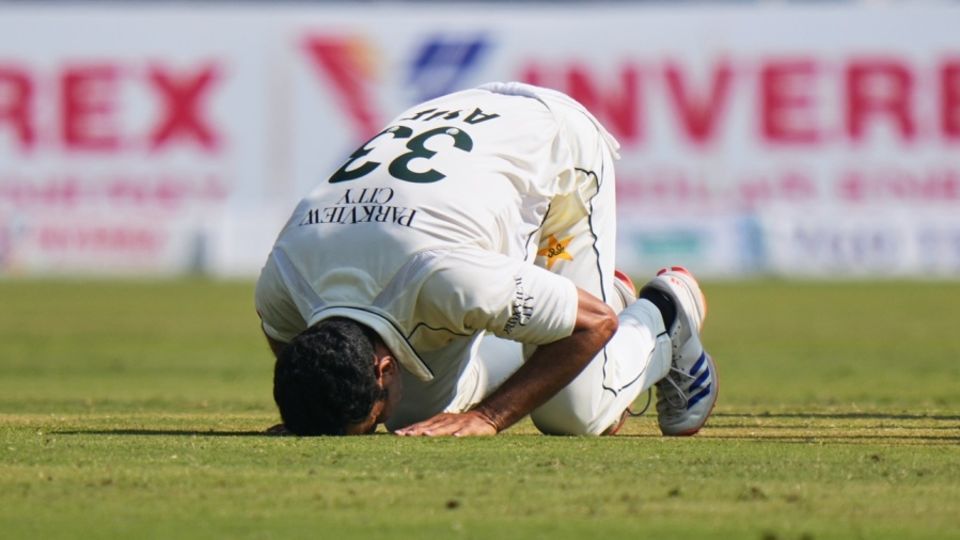 Asif Afridi performs the sajda after claiming his maiden five-wicket haul, Pakistan vs South Africa, 2nd Test, Rawalpindi, 3rd day, October 22, 2025