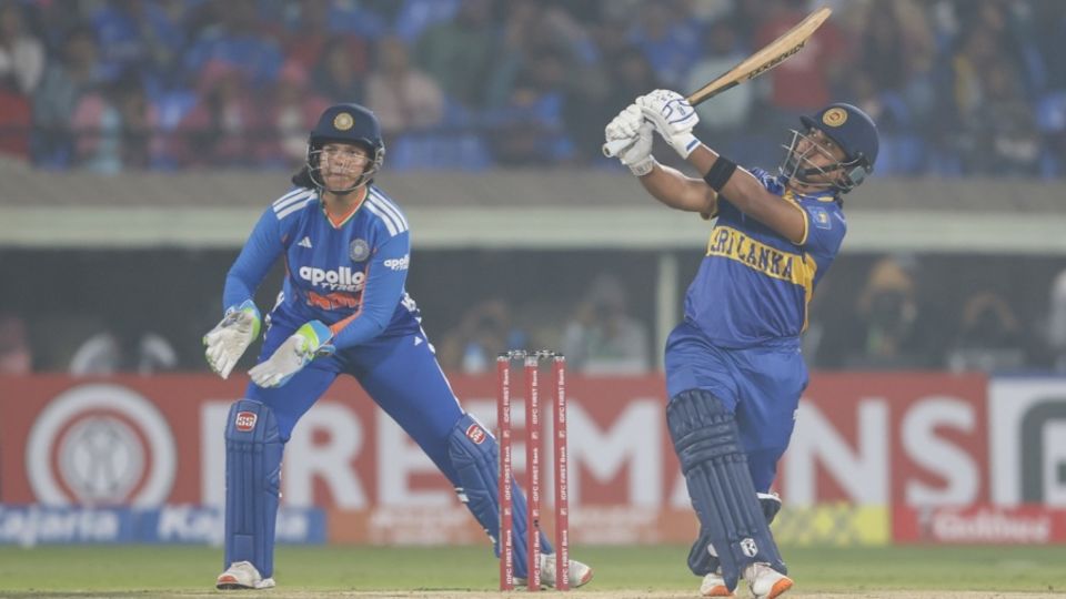 Chamari Athapaththu smokes one out of the park, India vs Sri Lanka, 2nd Women's T20I, Visakhapatnam, December 23, 2025