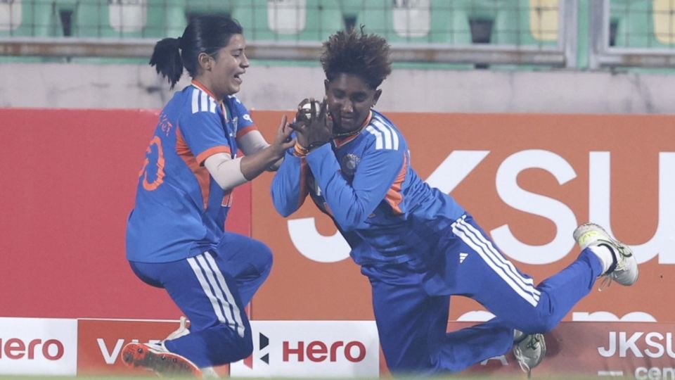 G Kamalini pulled off a juggling catch, India vs Sri Lanka, 4th Women's T20I, Thiruvananthapuram, December 28, 2025