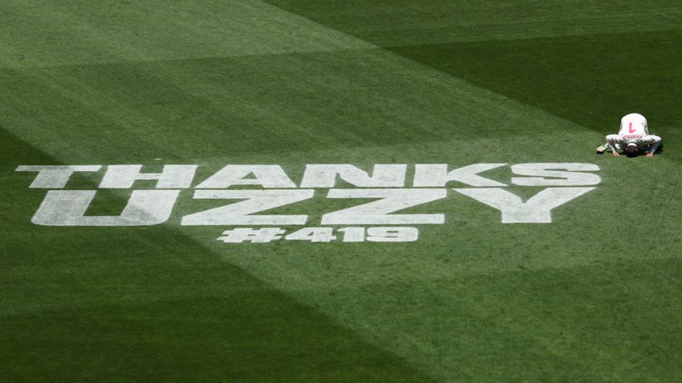 Usman Khawaja bows to the ground after being dismissed for the final time, Australia vs England, 5th Test, Sydney, January 8, 2025