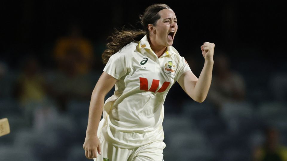 Lucy Hamilton took two wickets in the same over, Australia vs India, Only Women's Test, Perth, 2nd day, March 7, 2025