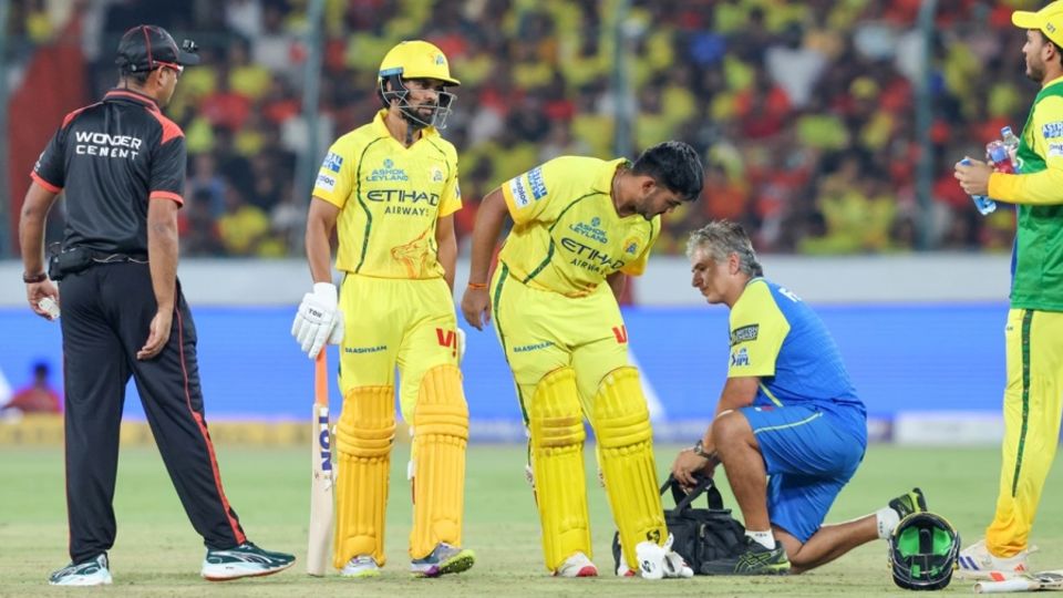 The physio attended to Ayush Mhatre's hamstring, Sunrisers Hyderabad vs Chennai Super Kings, IPL, Hyderabad, April 18, 2026