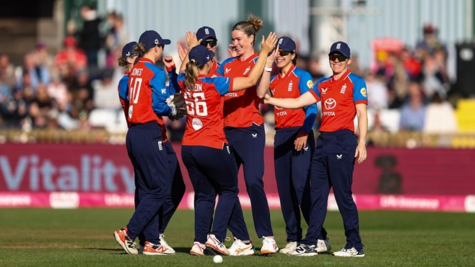 Lauren Bell removed Georgia Plimmer with the first ball of the match, England vs New Zealand, 1st women's T20I, Derby, May 20, 2026 