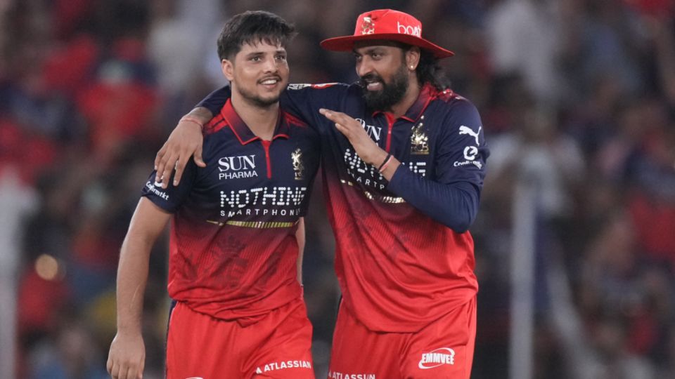 Rasikh Salam and Krunal Pandya have a chat, Royal Challengers Bengaluru vs Gujarat Titans, IPL 2026, final, Ahmedabad, May 31, 2026