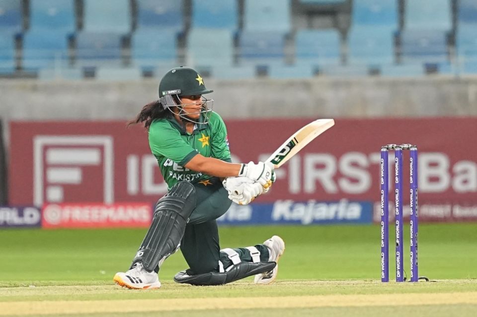 Ayesha Zafar sweeps one away, Hong Kong vs Pakistan, Women's Asia Cup, Dubai, September 7, 2026