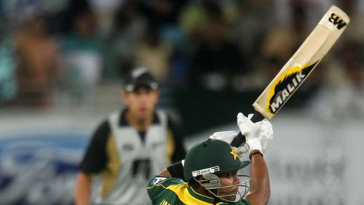 Pakistan hold nerve to sweep series
