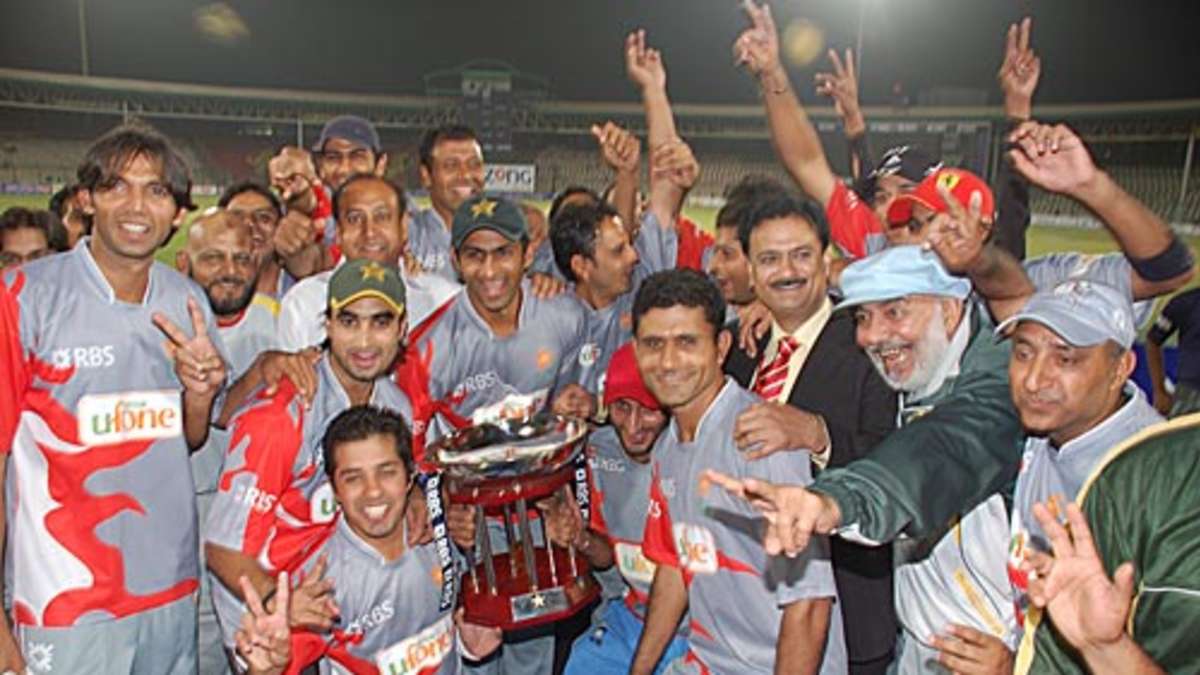 Razzaq, bowlers take Sialkot to title