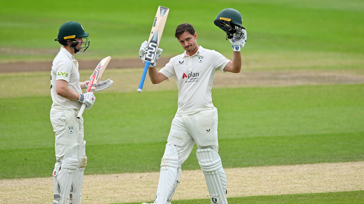 Gareth Roderick century gives Worcestershire a shot at victory 
