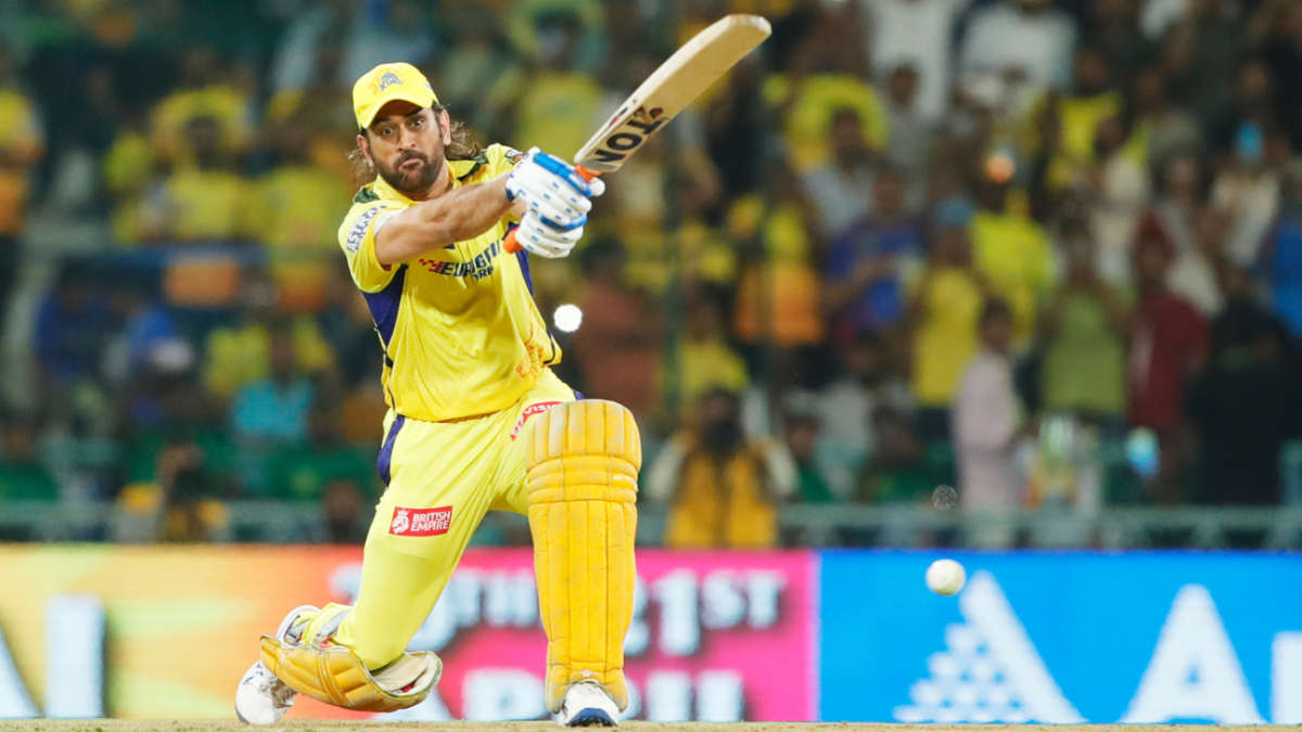 Live - Jadeja anchors, Dhoni explodes to give CSK 176