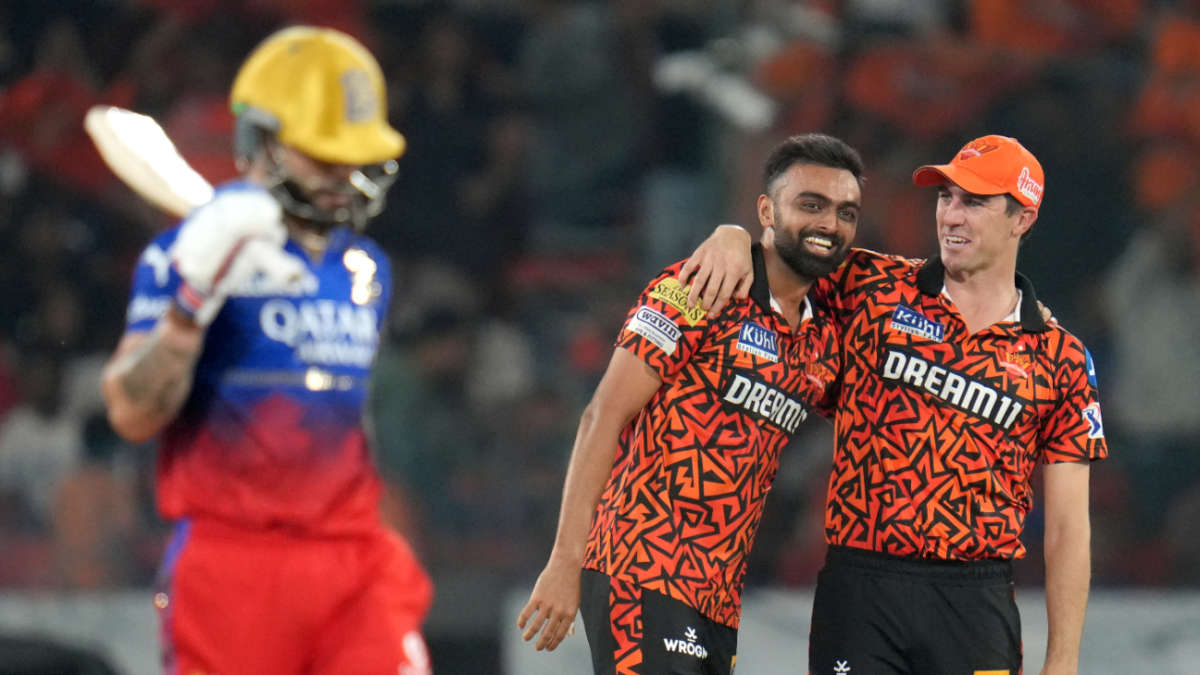 Live - Green cameo helps RCB past 200