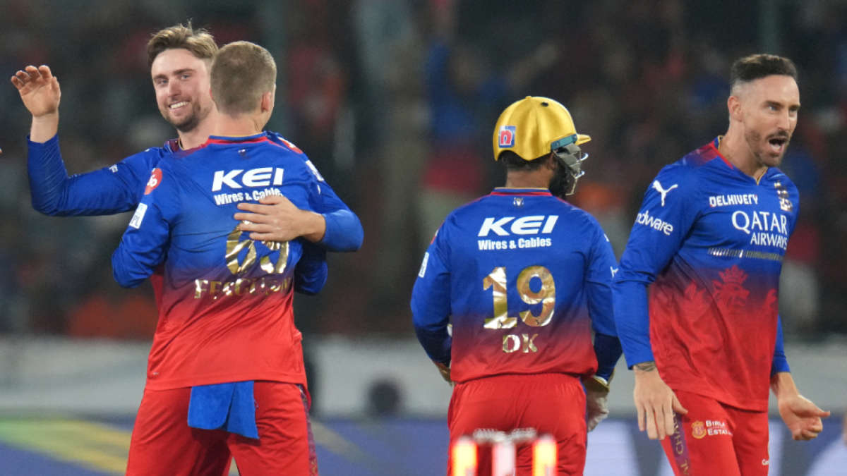 Live - RCB knock over SRH's dangerous opening duo early