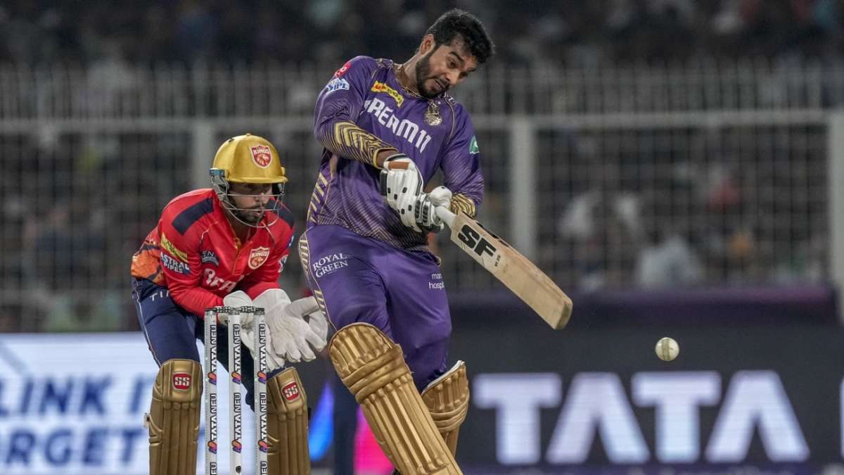 Live - KKR race past 200 in the 16th over