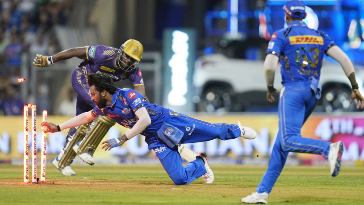 Live - Starc topples Kishan in second over of MI's chase