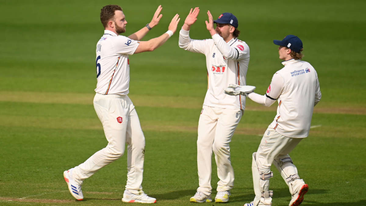 Jamie Porter, Sam Cook hit back for Essex on 20-wicket day