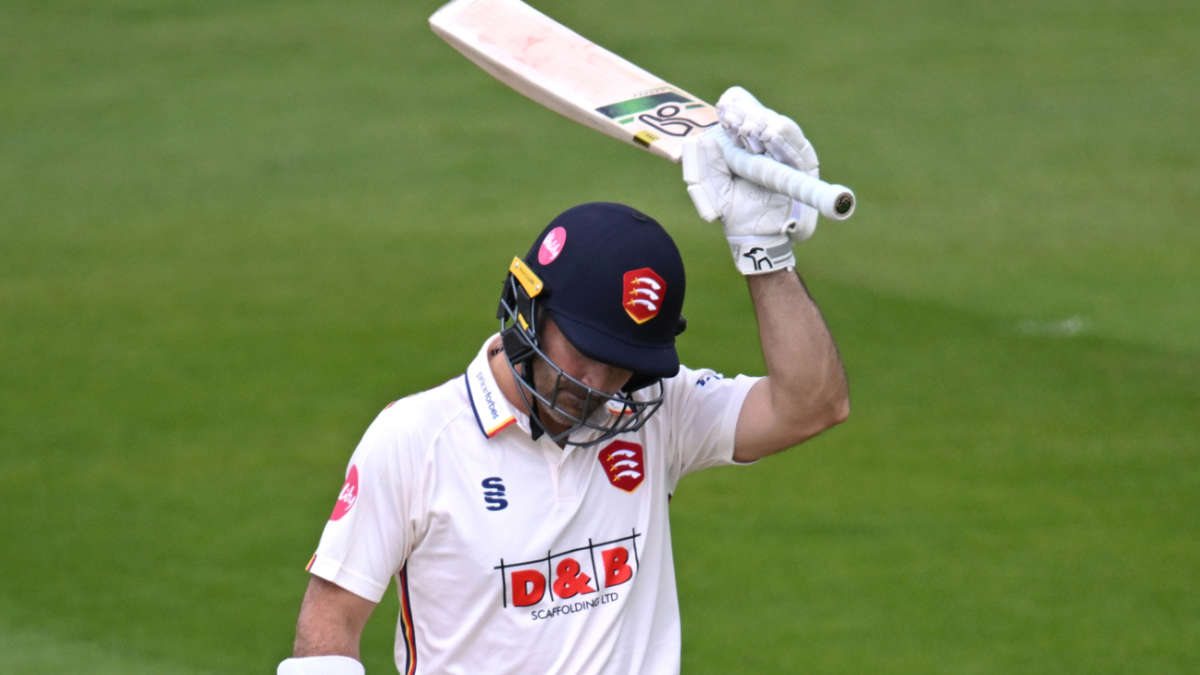 Dean Elgar drops anchor to keep Essex in touch with leaders Surrey