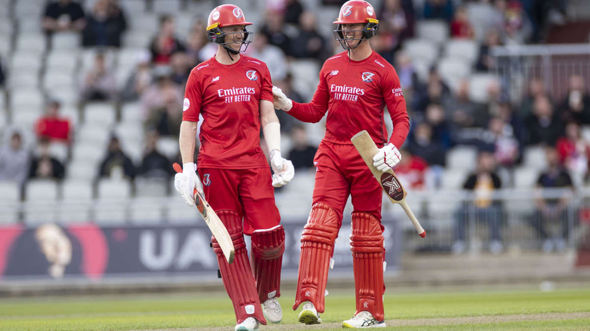 Wells propels Lancashire with bat and ball as Bears come up short