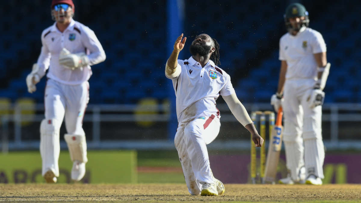 How many bowlers have taken caught and bowled dismissals with consecutive balls in Tests?