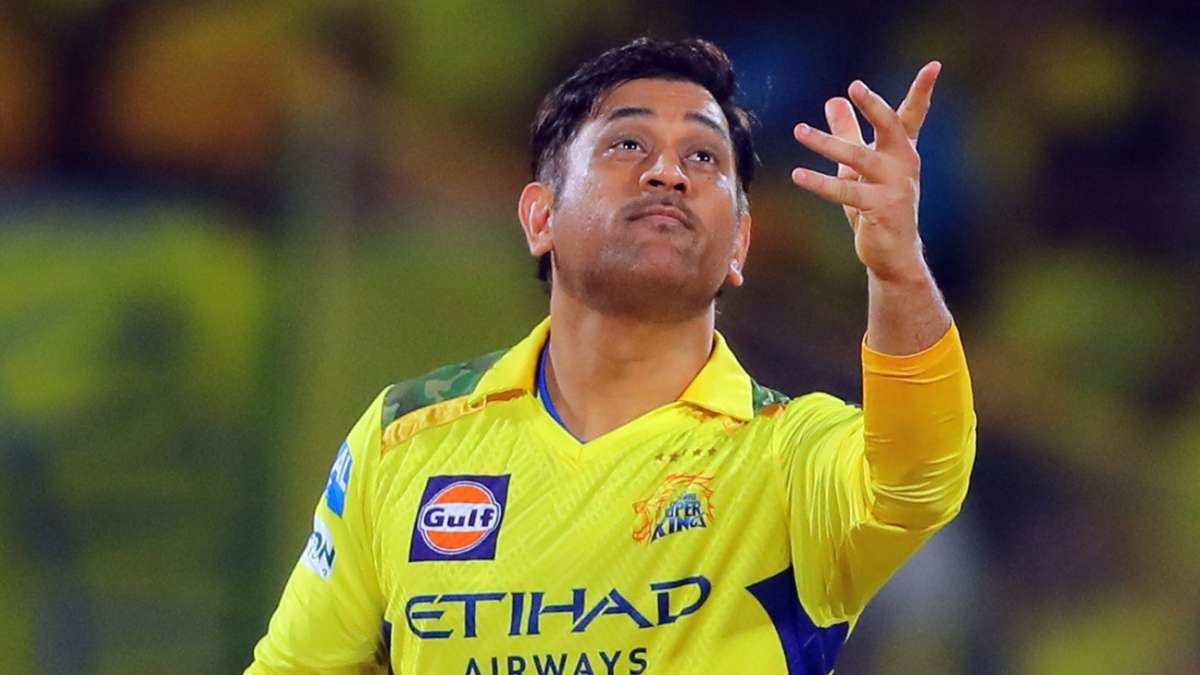 Is MS Dhoni the oldest man to captain in all T20 matches?