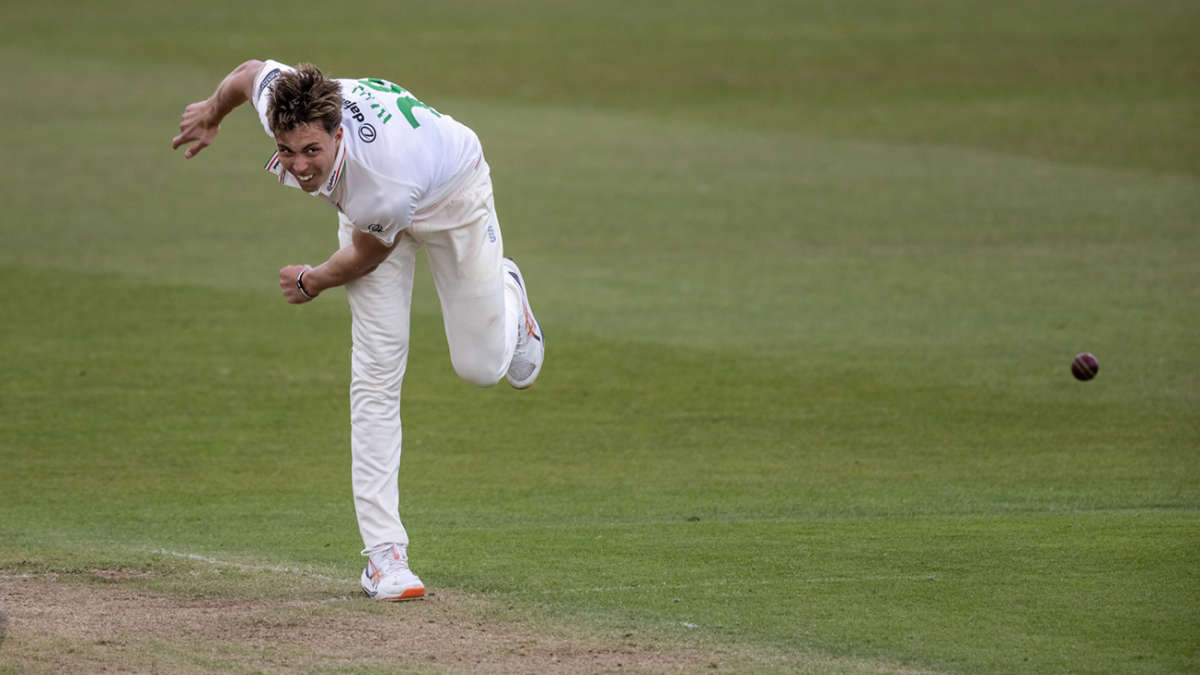 Hull sends England reminder as Leicestershire continue flying start