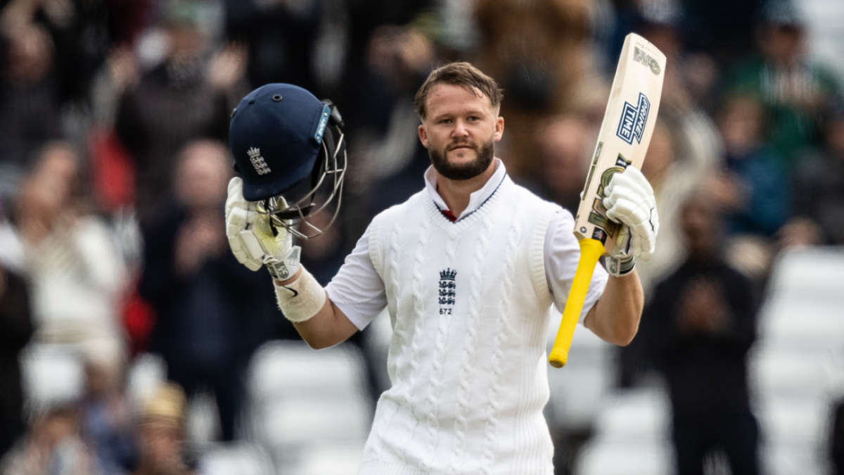 Duckett notches hundred, Crawley closing in as England dominate