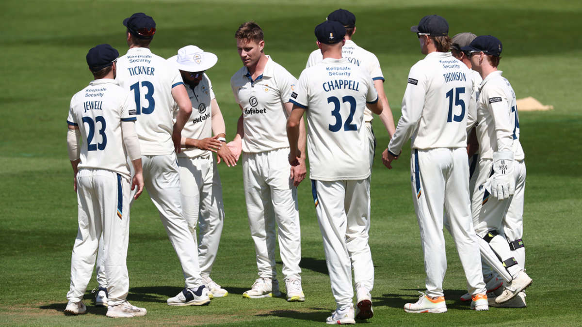 Kent fold on fourth morning as Derbyshire maintain top-two form