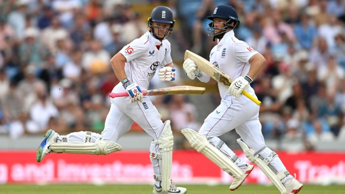 Live - Pope, Duckett keep India at bay