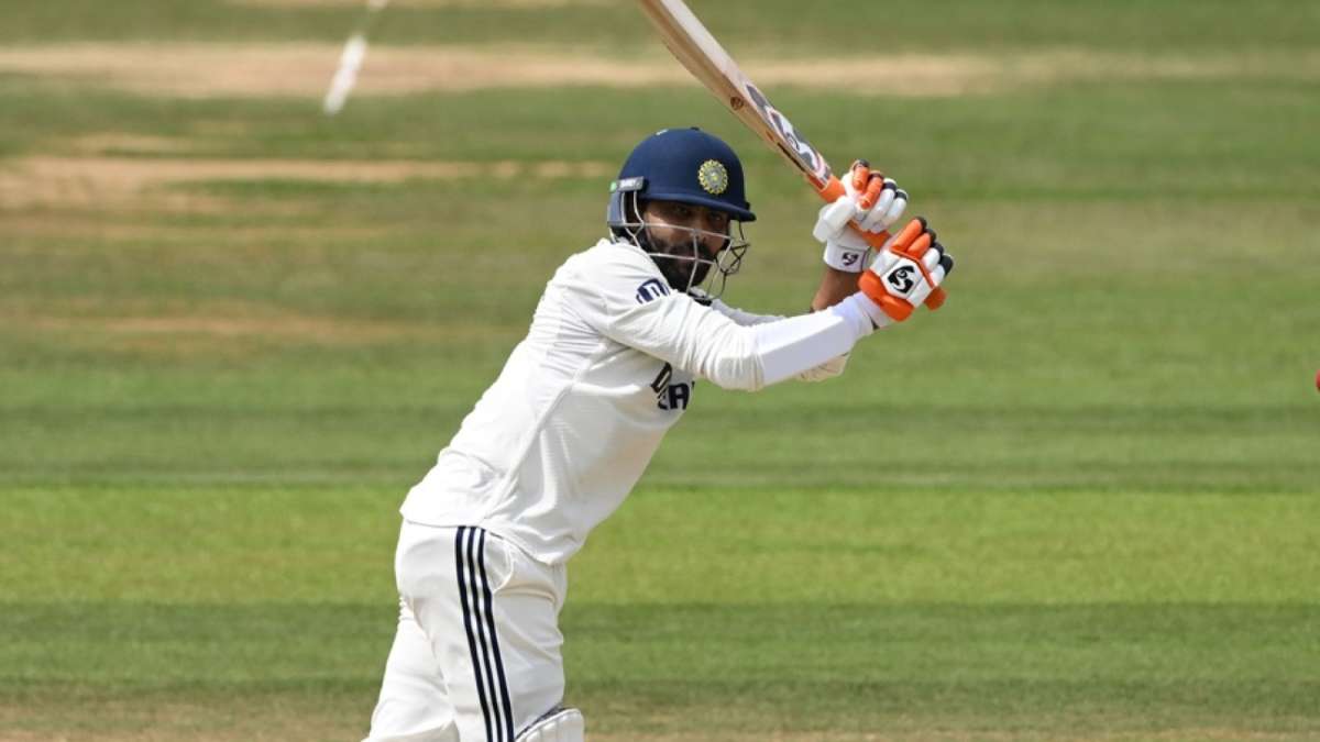 Live - Jadeja drags gripping Test into final session