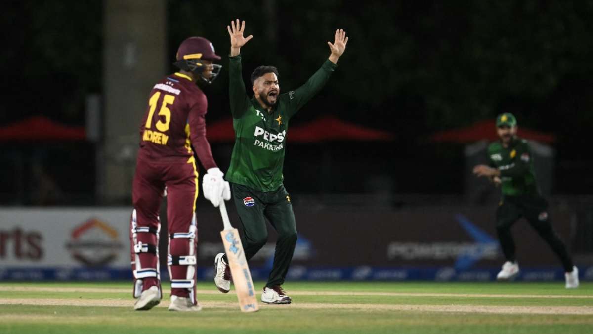 Live - M Nawaz's twin strikes give Pakistan early hopes