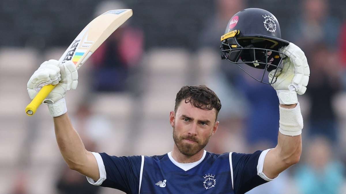 Joe Weatherley's 116* makes light work of Essex 