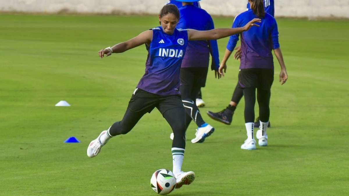 India opt to bat in series opener and pick four spinners 