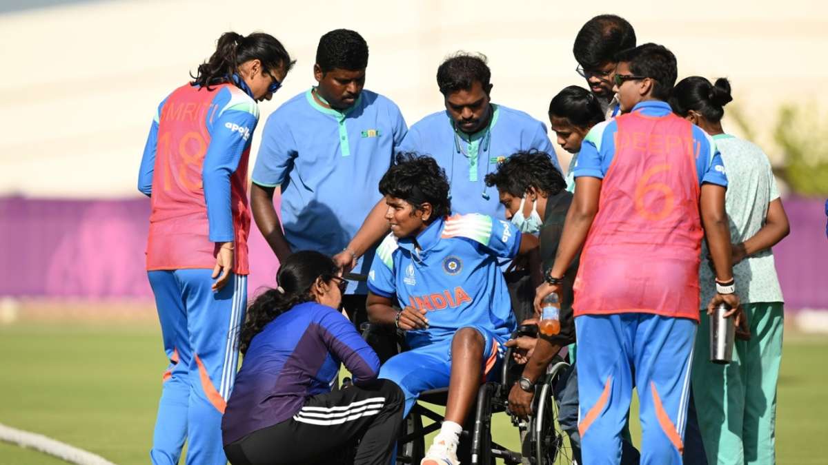 इंग्लैंड के ख़‍िलाफ़ अभ्यास मैच के दौरान रेड्डी के घुटने में चोट लगी