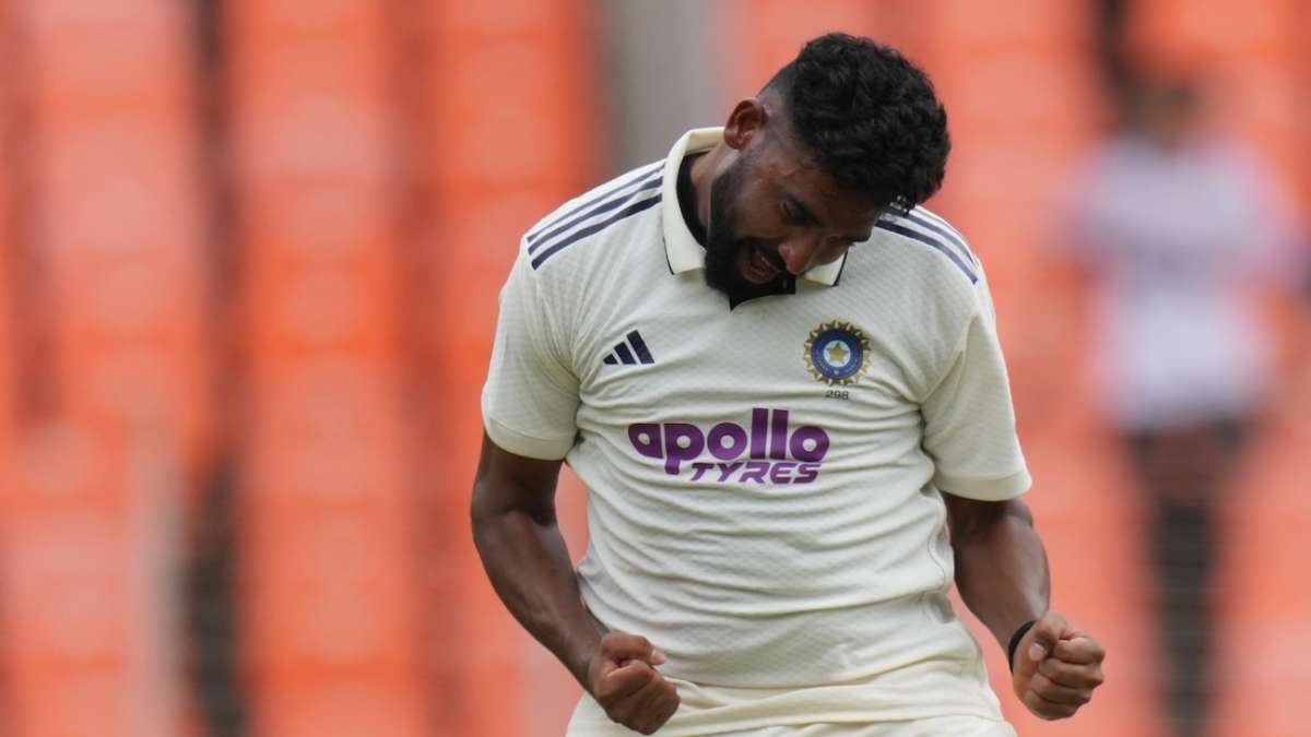 Live - Reddy screamer helps Siraj get Chanderpaul