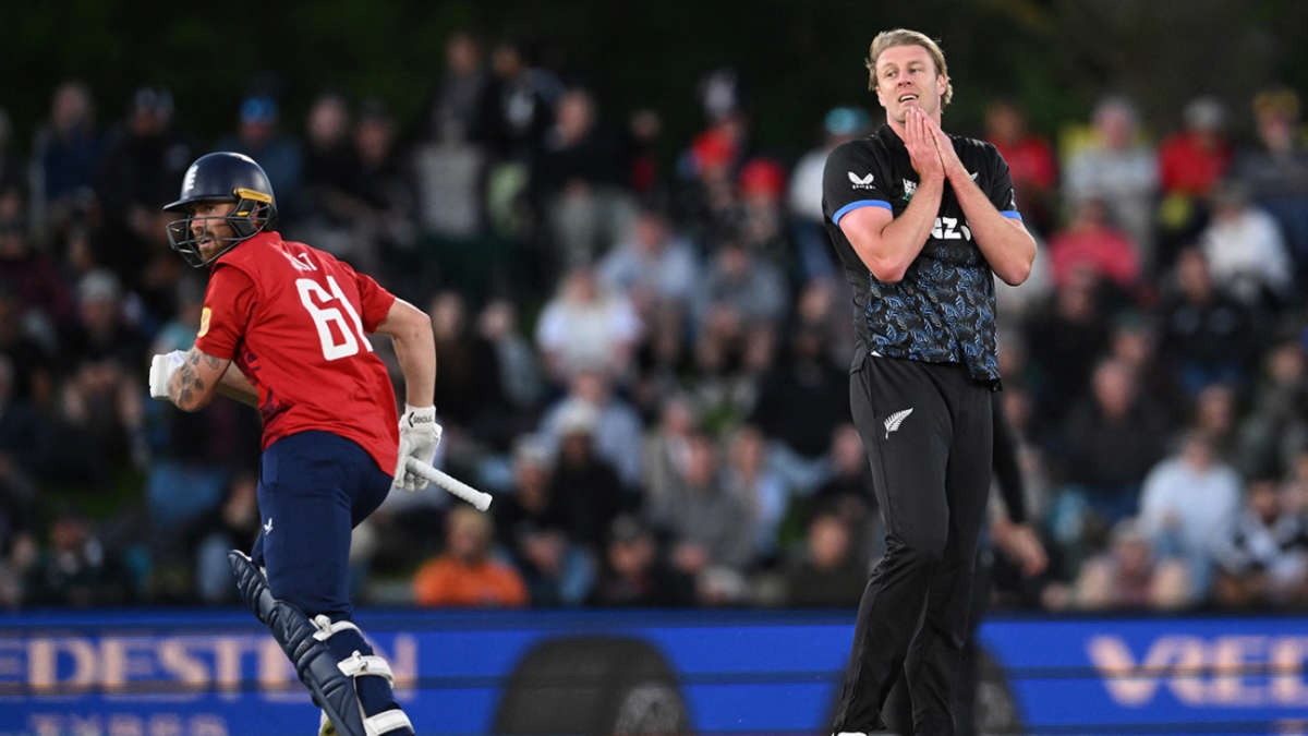 Live - NZ under cosh as Salt, Brook shift gears