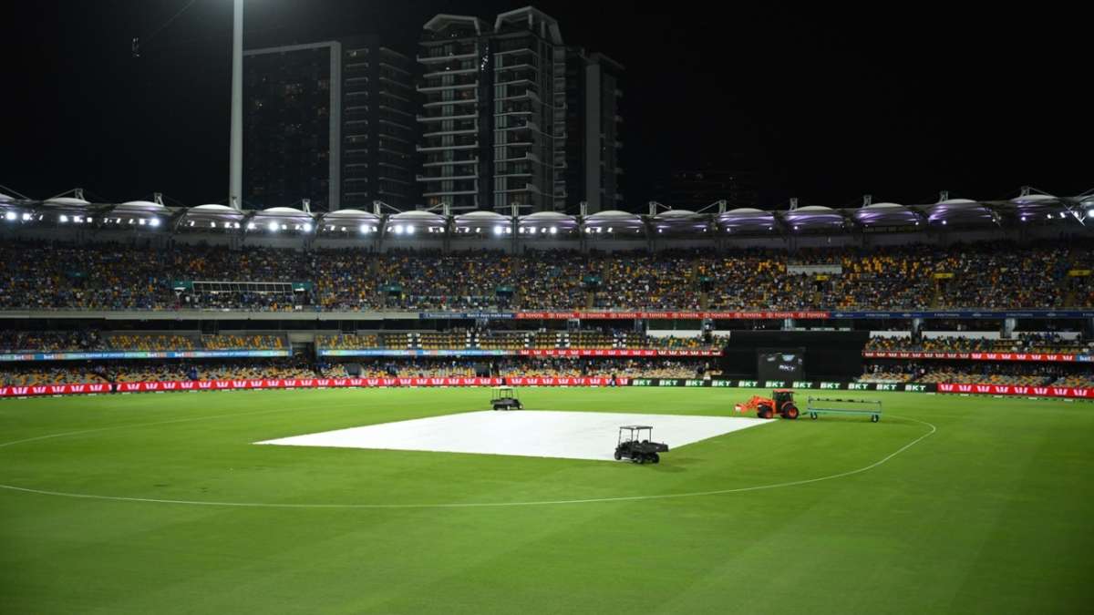 Live - Rain, lightning hold sway in Brisbane